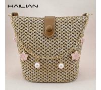 Questo ciondolo o catena da borsa presenta un bellissimo tema a fiori di ciliegio, realizzato con perle tonde e un grazioso motivo a fiori di ciliegio. Può essere utilizzato per decorare borse, come c