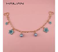 Questo ciondolo o catena da borsa presenta un bellissimo tema a fiori di ciliegio, realizzato con perle tonde e un grazioso motivo a fiori di ciliegio. Può essere utilizzato per decorare borse, come c
