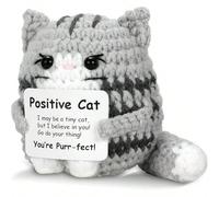 Questo delizioso design a forma di gatto è un gatto grigio lavorato all'uncinetto che non solo è un giocattolo, ma anche un pezzo decorativo. Puoi appenderlo sulla tua scrivania, in soggiorno, in came