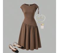 Questo è un abito lungo per ragazze giovani, caratterizzato da una lunghezza moderata e da un design casual. Ha un collo alto con una linea della spalla leggermente inclinata; le maniche sono a pallon
