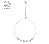 Questo è un bracciale raffinato ed elegante realizzato in 925, caratterizzato da sei diamanti di moissanite da 0,5 , per l'uso , e una bellissima confezione regalo.