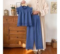 Questo è un set composto da due pezzi: un top a maniche corte con ricamo floreale e volant, e pantaloni larghi a gamba dritta con vita elastica, adatto per ragazze pre-adolescenti in estate. 8Y,9Y,10Y