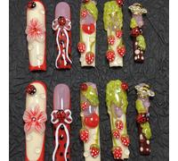 Questo è un set di 10 unghie finte a forma di bara realizzate a mano. È una collezione di arte di unghie 3D dal tema pastorale e fantasioso. La tavolozza di colori di base consiste in rosa chiaro, abb