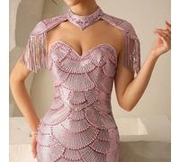 Questo elegante e glamour abito dritto presenta uno scialle, paillettes, un design a forma di ventaglio con perle e una gonna fluente, rendendolo un abito da sera perfetto per occasioni formali. Adatt