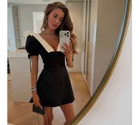 Questo elegante e minimalista abito è molto adatto per l'uso quotidiano. L'abito presenta un design con cintura in vita e una silhouette a-line, con un dettaglio a fiocco sui polsini. Nero da festa es