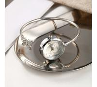 Questo elegante orologio da polso da donna è decorato con farfalle incastonate di diamanti, caratterizzato da un quadrante in cristallo tagliato a diamante e un cinturino minimalista con movimento al