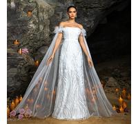 Questo lussuoso abito da sposa con spalle scoperte e paillettes presenta un accento in tulle soffice sulle spalle, un design in vita svasato che valorizza la figura e viene fornito con una lunga scial