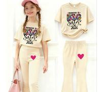 Questo outfit casual progettato per le ragazze include una maglietta a girocollo unica e alla moda di colore albicocca, abbinata a pantaloni a zampa nello stesso tono di colore. Entrambi i capi sono d