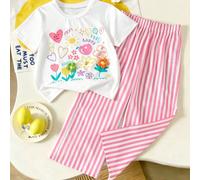 Questo outfit per ragazze è l'epitome dello stile "dolce e curativo"! La maglietta bianca a maniche corte è ricoperta di elementi colorati a scarabocchio - volti, cuori, fiori e le simpatiche parole i