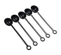 Questo prodotto essenziale per la cucina viene fornito come una collezione di cucchiai da cinque pezzi, perfettamente progettata per misurare gli ingredienti, tra cui caffè preparato e prodotti da