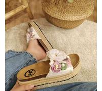 Questo sandalo da donna con platform presenta un design alla moda della suola intrecciata, combinato con decorazioni floreali 3D, dolce ma non privo di personalità, che mette pienamente in mostra uno 