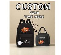 Questo set combo personalizzabile di due pezzi è un mini regalo per il ritorno a scuola che include uno zaino (con decorazione a pompon bianchi) e una borsa a tracolla, oltre a una borsa termica per i