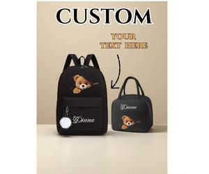 Questo set combo personalizzabile di due pezzi è un mini regalo per il ritorno a scuola che include uno zaino (con decorazione a pompon bianchi) e una borsa a tracolla, oltre a una borsa termica per i