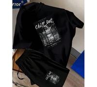 Questo set composto da una maglietta bianca, pantaloncini neri e una maglietta casual a maniche corte con grafica a lettera abbinata a pantaloncini con coulisse in vita è un outfit estivo alla moda e 