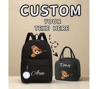 Questo set da 2 pezzi è un set regalo personalizzabile per il ritorno a scuola, che include uno zaino (con decorazione a pompon bianchi soffici) e una borsa a tracolla, oltre a una borsa termica per i