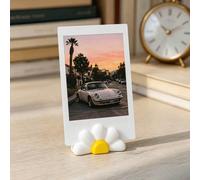Questo set da 3 pezzi di adorabili portafoto/mollette a forma di margherita è adatto per piccole foto. Aggiunge un tocco di fragranza floreale alla tua scrivania ed è una decorazione perfetta per l'uf
