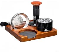 Questo set di accessori comprende sei componenti per la macchina da caffè espresso: una base ammortizzante in legno di noce, un dispenser di caffè in acciaio inossidabile e molto altro ancora.