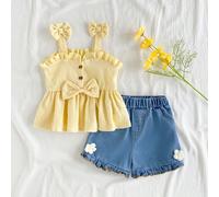 Questo set di due pezzi composto da un top halter giallo e pantaloncini di jeans in vita alta con tasche è dolce, carino e versatile per la primavera e l'estate. Il tessuto intrecciato ha uno spessore