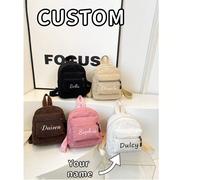 Questo zaino personalizzabile presenta elementi di Ognissanti e ti permette di aggiungere il tuo nome o un messaggio festivo. Vanta un design semplice ed elegante, disponibile in colori raffinati, ed 