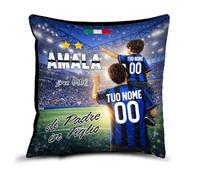 quickgadget Cuscino 40x40 per tifoso Inter personalizzato con nome e numero | Idea regalo arredo casa “Di padre in figlio” con grafica stadio, scritta AMALA since 1908, imbottitura inclusa