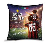 quickgadget Cuscino 40x40 tifoso Milan Milanista Rossonero personalizzato con Nome e Numero | Idea regalo papà “Di Padre in Figlio” grafica stadio Solo con Te since 1899, imbottitura inclusa
