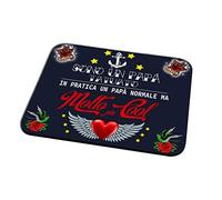 quickgadget Idea Regalo Tappetino Mouse Pad Festa del papà, (Sono Un papà Tatuato, in Pratica Un papà Normale ma Molto più Cool) per Compleanno o qualche Altra Occasione con Frase Dedica e Disegno