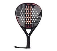 adidas La Match 3.2 è una racchetta di forma rotonda ideale per i giocatori occasionali. Questa racchetta è stata progettata per offrire il massimo comfort e durata e fin dal primo momento le sensazioni saranno imbattibili. Offre una grande maneggevolezza grazie al suo formato e al bilanciamento basso, un comfort sensazionale grazie alla sua composizione in fibra di vetro e alla gomma EVA Soft Performance e una grande potenza grazie alla combinazione di materiali con cui è costruita. Profilo del giocatore: Racchetta progettata per i giocatori occasionali che stanno prendendo confidenza con il padel e che cercano le migliori sensazioni fin dall'inizio. CARATTERISTICHE: Forma: Rotonda Peso: 360-375 grammi Gomma: EVA Soft Performance Telaio: Fibra di vetro Faccia: Fibra di vetro"