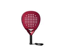 Wilson Bela Junior ispira i giocatori più piccoli a raggiungere la vetta dello sport. Questa racchetta, progettata in collaborazione con la leggenda del padel Fernando Belasteguin, è più corta e più leggera per offrire ai giocatori più piccoli, in fase di sviluppo, un eccezionale mix di gioco, comfort e potenza. Tra le caratteristiche degne di nota spiccano la texture Arrow-Grip sulla superficie della racchetta per spin extra e il cordino per il polso con la scritta “Un Belasteguin Nunca Se Rinde”, ossia “Un Belasteguin non si arrende mai.” La tecnologia Fiberglass Weave offre un mix di stabilità e reattività della racchetta da paddle La tecnologia Core EVA Foam presenta una schiuma a bassa densità per prestazioni stabili e per una sensazione di comfort e morbidezza La texture Arrow-Grip presenta un motivo a punta di freccia sulla superficie della racchetta per una sensibilità eccezionale e uno spin extra Il grip Sublime comprende una miscela ideale di morbidezza, aderenza e comfort con ulteriore assorbimento dell’umidità grazie a microperforazioni sulla superficie La lunghezza inferiore e il peso minore sono ideali per i giocatori più piccoli che stanno sviluppando il proprio gioco