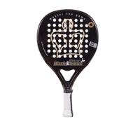 Black Crown La Piton Jr è una racchetta di forma rotonda di 34 mm che è stata progettata per i bambini fino a 10 anni che sono nel periodo di iniziazione a questo sport. Questa racchetta ha un buon equilibrio tra controllo e potenza, facilitando l'evoluzione nel gioco dei giocatori junior. Inoltre, è una racchetta con una grande durata e resistenza agli urti grazie alla sua composizione in gomma Mid Soft Eva, il telaio 2TB e le superfici in fibra di vetro. Profilo del giocatore: Racchetta disegnata per giocatori junior fino a 10 anni che stanno muovendo i primi passi nel padel. CARATTERISTICHE: Forma: Rotonda Peso: 360-370 grammi Gomma: Eva mediamente morbida Telaio: Fibra di vetro Superficie: Fibra di vetro