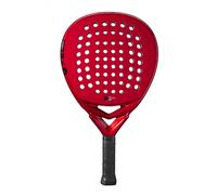 Wilson La Team Bela, racchetta da padel che offre il gioco più immediato della nuovissima collezione Fernando Belasteguin di Wilson, mira a migliorare il tuo gioco e farti calare nella parte mentre lo fai. Le caratteristiche principali includono un materiale in fibra di vetro intrecciata per una maggiore stabilità, una texture della superficie con motivo a freccia per uno spin maggiore e un design elegante evidenziato da dettagli a infrarossi e dalla firma di Bela. Una storia ispiratrice che ha consentito a questo grande atleta di superare tutti gli infortuni e diventare uno dei più grandi giocatori di tutti i tempi contro ogni aspettativa, Bela cerca di ispirare la leggenda nascosta dentro di te. La racchetta include un cordino da polso con la scritta “Un Belasteguin non molla mai” in spagnolo con la calligrafia di sua figlia, fonte di ispirazione per Bela quando ha dovuto affrontare uno degli ostacoli più difficili sia dentro che fuori dal campo. La tecnologia Fiberglass Weave offre un mix di stabilità e reattività della racchetta da paddle La tecnologia Core EVA Foam presenta una schiuma a bassa densità per prestazioni stabili e per una sensazione di comfort e morbidezza La texture Arrow-Grip presenta un motivo a punta di freccia sulla superficie della racchetta per una sensibilità eccezionale e uno spin extra Il grip Sublime comprende una miscela ideale di morbidezza, aderenza e comfort con ulteriore assorbimento dell’umidità grazie a microperforazioni sulla superficie