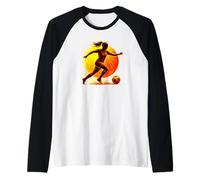 Ragazza di calcio focalizzata sul gioco con velocità e abilità Maglia con Maniche Raglan