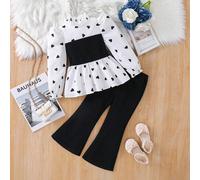 Ragazza giovane/pre-adolescente, set casual a 2 pezzi composto da camicia in maglia a tinta unita con colletto alto e stampa a cuore, e pantaloni aderenti a zampa d'elefante. Adatto per il ritorno a s