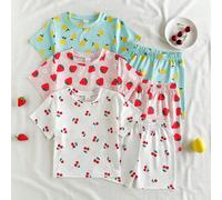 Ragazza giovane, un set di sei pezzi che include una maglietta a maniche corte a girocollo larga e pantaloncini estivi, con colori pastello come bianco brillante, azzurro chiaro e rosa tenero, adatti 