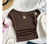 Ragazza pre-adolescente Top corto plissettato senza spalline di colore caffè scuro, con tessuto ondulato strutturato, decorazione con bottone metallico a forma di stella marina su un lato, stile asimm