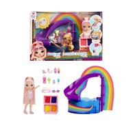 Rainbow High Littles Pool Day with Blush Playset - Viene Fornito Con Una Piccola Bambola Rosa da 14 cm, Piscina con Scivolo Arcobaleno, Accessori, Stand per Frullati, Età 4+