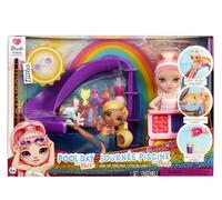 Rainbow High Littles Pool Day with Blush Playset - Viene Fornito Con Una Piccola Bambola Rosa da 14 cm, Piscina con Scivolo Arcobaleno, Accessori, Stand per Frullati, Età 4+