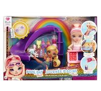 Rainbow High Littles Pool Day with Blush Playset - Viene Fornito Con Una Piccola Bambola Rosa da 14 cm, Piscina con Scivolo Arcobaleno, Accessori, Stand per Frullati, Età 4+