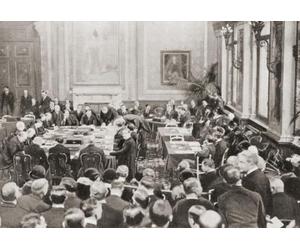 Rappresentanti di Germania, Belgio, Francia, Gran Bretagna e Italia, firmano il Patto di Locarno del 1925 con il quale la pace dell'Europa occidentale era garantita. Dal Paese delle Meraviglie della