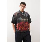 Reclaimed Vintage x Stranger Things - Camicia corta squadrata a maniche corte nero slavato con logo XL