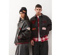 Reclaimed Vintage x Stranger Things - Giacca bomber unisex nera in pelle sintetica con pannelli in tessuto a coste e applicazioni miste-Nero S