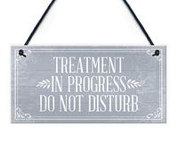 Red Ocean Targa da appendere alla parete o alla porta del salone con scritta "Treat in progress Do Not Disturb", idea regalo