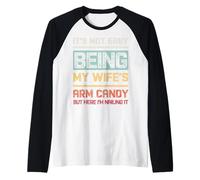 Regali divertenti per marito It's Not Easy Being My Wife's Arm Candy Maglia con Maniche Raglan