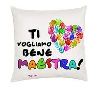 Regali Pazza idea Cuscino Decorato Ti Vogliamo Bene Maestra - 40x40 cm - Tessuto Morbido - Design Elegante - Regalo insegnante - Collezione scuola