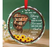 Regali personalizzati per gli amanti dei libri Ornamento di Natale per le donne 2025, e nella biblioteca lei va a chiudere la mente e trovare la sua anima ornamenti in vetro, ornamento personalizzato