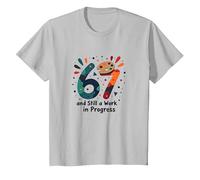 Regalo per Il 67° Compleanno: Ancora Un Lavoro in Corso Maglietta, Bambini, Argento, 6 Anni