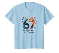 Regalo per Il 67° Compleanno: Ancora Un Lavoro in Corso Maglietta, Bambini, Celeste, 10 Anni