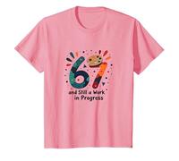 Regalo per Il 67° Compleanno: Ancora Un Lavoro in Corso Maglietta, Bambini, Rosa, 4 Anni