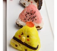 Rendere il sushi fatto in casa con stampo triangolo onigiri macchina palla di ri