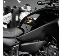 Resin Bike Adesivi Moto Compatibile con Yamaha Tracer 7 GT 2021-2024 Oro. Protezioni Laterali Serbatoio da Urti e Graffi. Adesivi Resinati con Effetto 3D Made in Italy