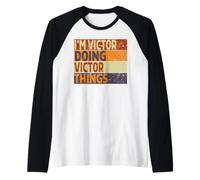 Retro I'm Victor Doing Victor Things - Divertente Scherzo di Compleanno Maglia con Maniche Raglan